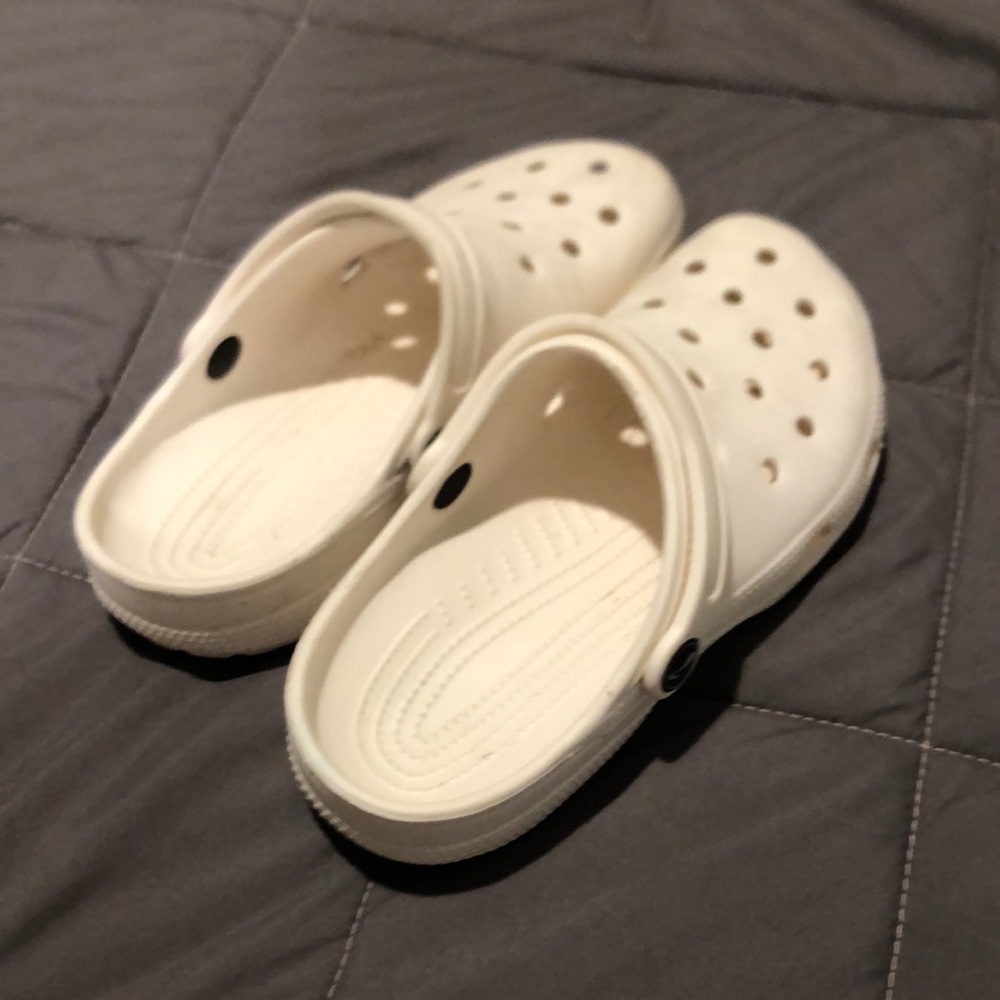 Size 7 women’s crocs but they come off way smaller